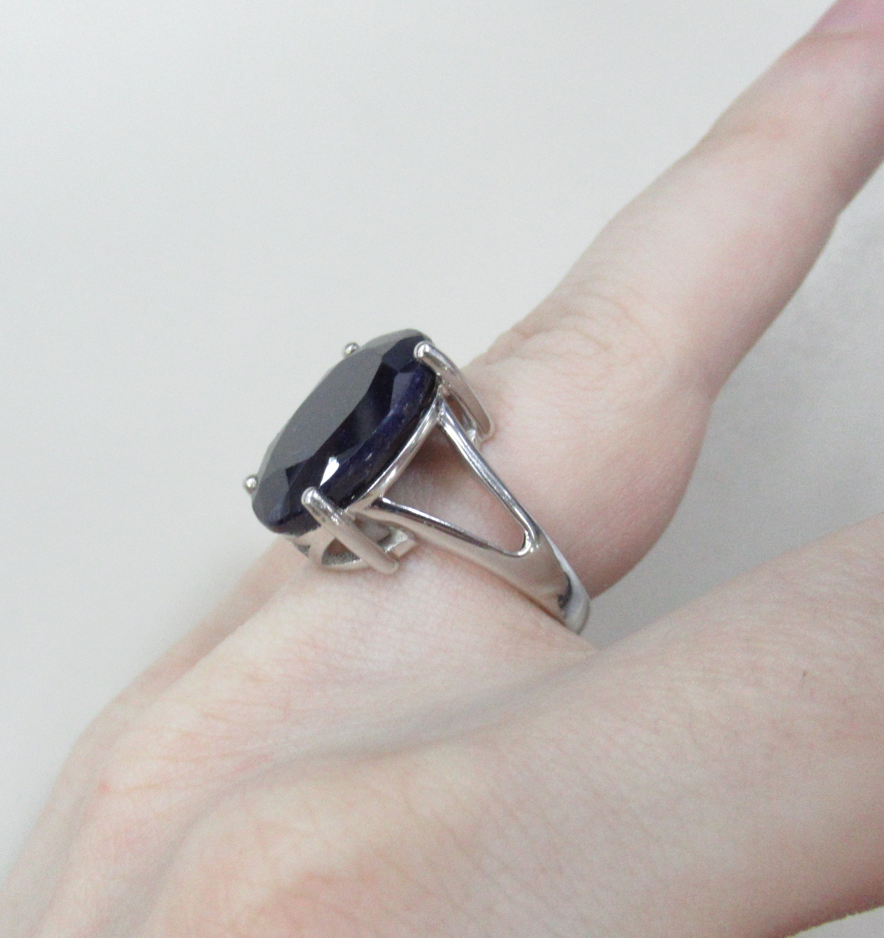 Серебряное кольцо с корундом